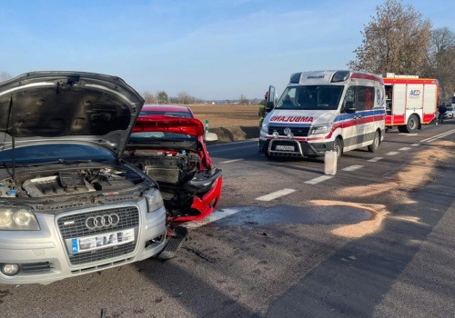 Zderzenie Kii z Audi w Zakręciu. Wszystko przez wymuszenie pierwszeństwa przejazdu