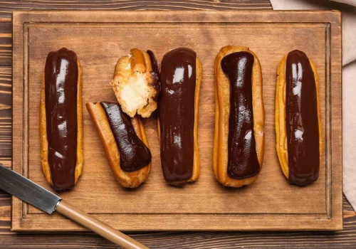 Ten deser wygląda jak z francuskiej cukierni. Kawowe eklerki podbiją każde podniebienie