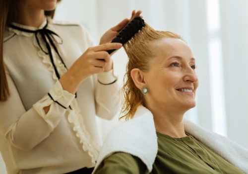 Fryzjerzy polecają to cięcie. Cienkie włosy wyglądają na dwa razy gęstsze