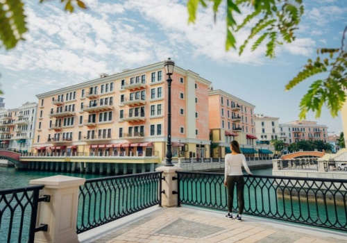 Polska ambasada i MSZ z pilnymi alertami. Proszą o pozostanie w domach