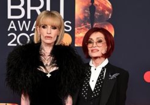 Powoli trudno je rozpoznać! Sharon i Kelly Osbourne na Brit Awards 2026