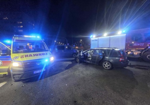 Zderzenie osobówki z radiowozem! 4 osoby ranne, w tym policjanci, osoba przewożona radiowozem i kierowca auta osobowego