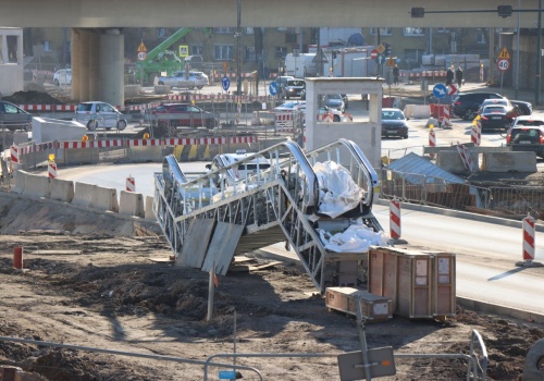 Podziemny przystanek coraz bliżej. Schody już czekają na montaż