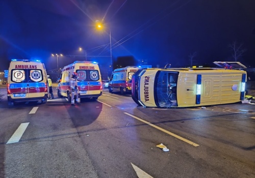 Groźny wypadek ambulansu w Lublinie. Pojazd przewrócił się na bok, kilka osób jest poszkodowanych