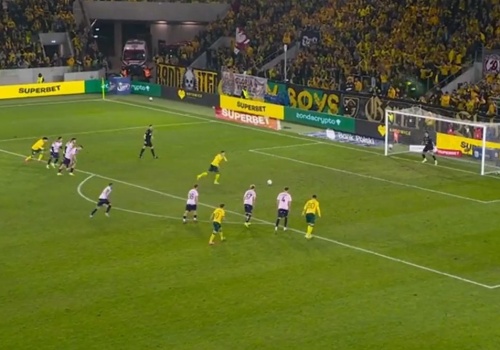 Kontrowersyjny rzut karny! Szalona końcówka rozstrzygnęła Śląski Klasyk