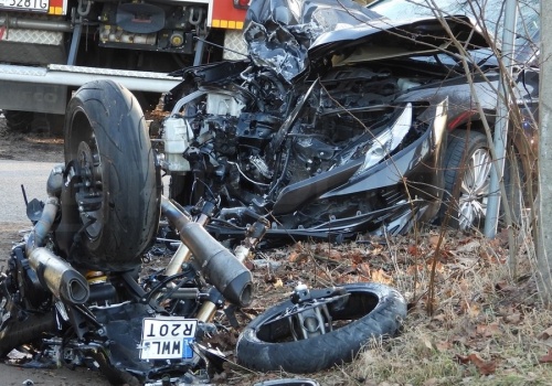 Przerażający wypadek w Karolewie. Nie żyje motocyklista