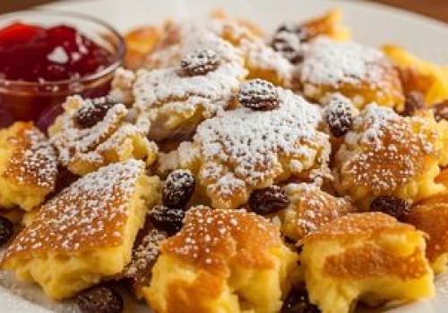 Zamiast jeść w całości, dzielę na kawałki. Ten omlet to uczta dla podniebienia