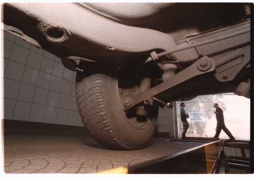 Podobno w elektrykach się nie ma co psuć, a niemal połowa Tesli nie przechodzi przeglądu