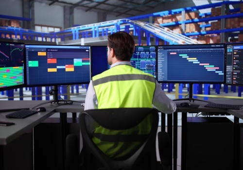 W tym sektorze zarobki przekraczają już 30 tys. zł. Branża cały czas rekrutuje