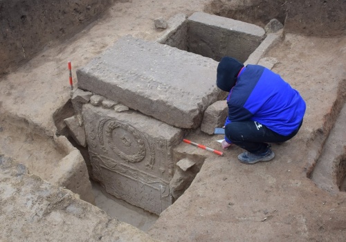 Przewrócone drzewo odsłoniło pochówek rzymskiego centuriona. To przedstawiciel legionu powołanego przez Nerona