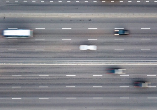 Policja przypomina: Lewy pas nie służy do “stałej jazdy”. Można dostać nawet 5 tys. zł mandatu