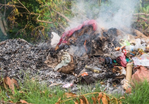 Kary za palenie śmieci na podwórku – palić nie wolno niczego!