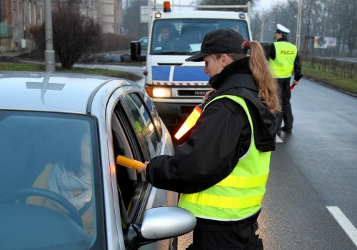 Niepokojąca moda wśród kierowców. Korzystają, a potem tracą prawo jazdy i samochody