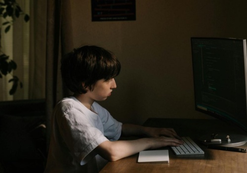 Jak nauczyć dziecko zdrowych granic w kontaktach online? Zasada, która ratuje