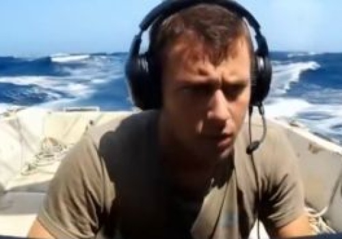 Counter‑Strike 2… na środku oceanu. Wideo hitem internetu