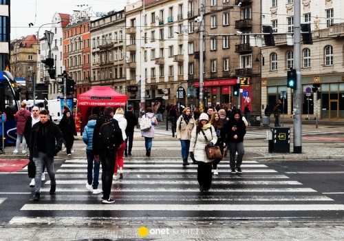 Z czym mierzą się single? 