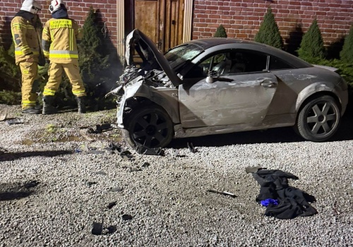 Groźny wypadek w Markowej. Auto uderzyło w przystanek i budynek