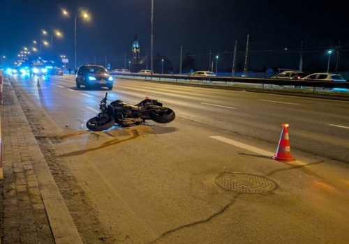 Seria wypadków na ul. Wielickiej. Tramwaj, samochody i motocykl, jedna osoba ranna