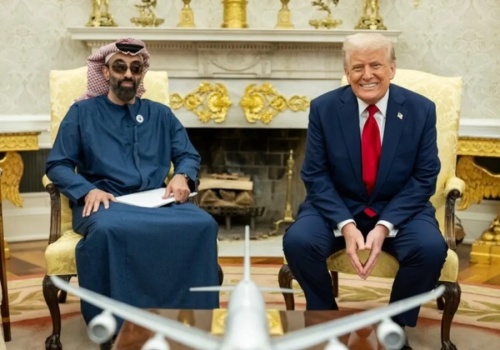 „Szejk-szpieg” kupił udziały w firmie Trumpa za 500 mln dolarów. USA sprzedaje chipy AI do ZEA