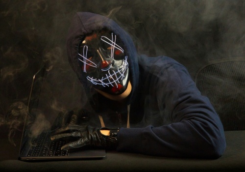 Oszuści używają twojego numeru telefonu do prania pieniędzy. Bo masz BLIKA, prawda?