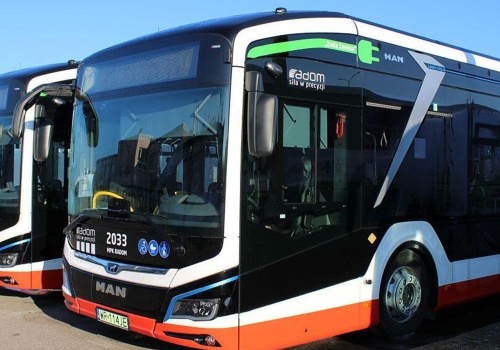 Pięć nowych elektrycznych MAN-ów zasiliło tabor MPK. Wkrótce wyjadą na ulice Radomia