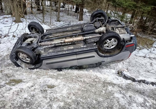 Dachowanie samochodu osobowego na drodze wojewódzkiej nr 858. Interweniowały służby ratunkowe