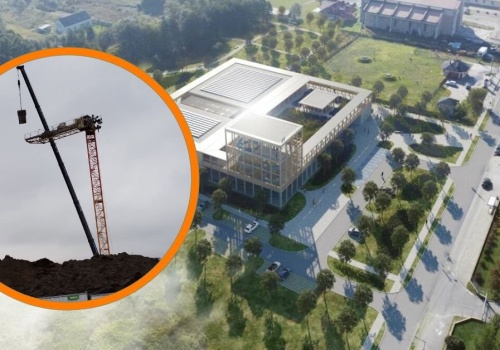 Pierwszy żuraw na placu budowy pływalni przy ul. Ostródzkiej. Kiedy inwestycja będzie gotowa?