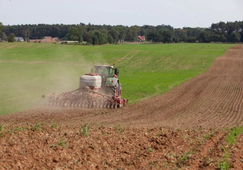 Czy dzierżawa ziemi daje prawo do KRUS? Sprawdź warunki