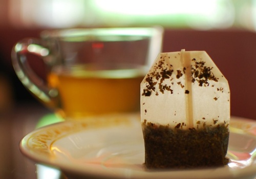 Do którego kosza wrzucasz torebki po herbacie? Większość z nas popełnia błąd