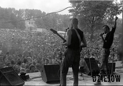 Milicja za płotem, tysiące młodych pod sceną. Tak wyglądał Jarocin w PRL