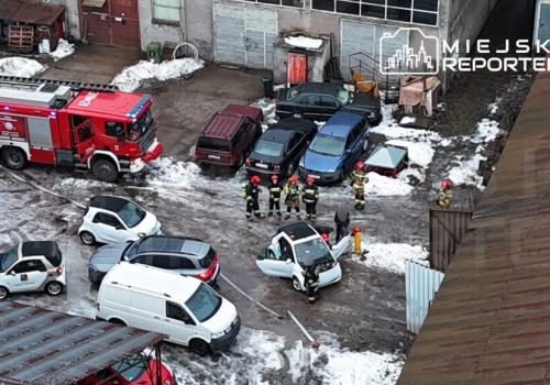 Pożar podgrzewanego fotela kierowcy w elektrycznym Smarcie. W akcji 5 zastępów straży pożarnej