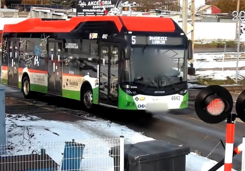 Wjechał autobusem na zamknięty przejazd i ponad minutę czekał na pociąg