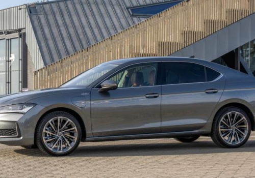 272 KM w hybrydzie plug-in. Nowa Skoda Superb Hatch iV staje na szczycie gamy
