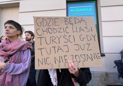 Kolejny protest na Kazimierzu. Mieszkańcy sprzeciwiają się budowie hotelu (Galeria)