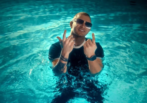 Dawid Narożny rozbija bank nowością „Daj mi jedno czułe słowo” 2 miliony w dwa dni