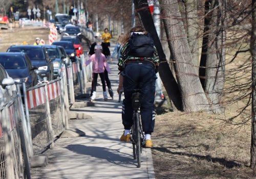 Ciepły weekend w Krakowie. Na Piastowskiej iskrzy między pieszymi a rowerzystami