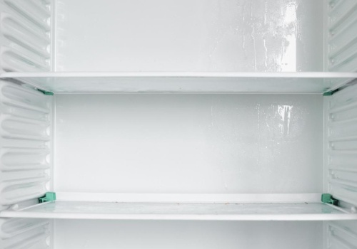 Problem z wodą w lodówce? Przyczyna może być banalna. Sprawdź miejsce, którego nikt nie czyści