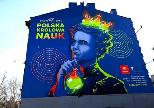 Świecące murale Marii Skłodowskiej-Curie w Polsce. Jeden z nich powstał w Krakowie