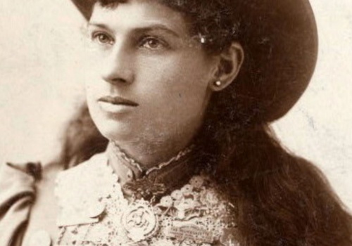 W wieku 8 lat nauczyła się strzelać. Później zdobyła sławę jako 