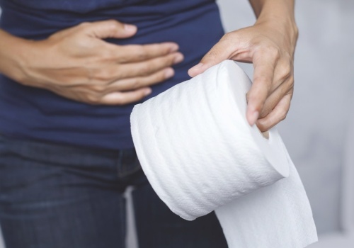 Niewinne nawyki mogą rozregulować pracę jelit. Na te objawy zwróć uwagę