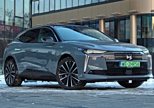 DS No4 E-Tense to oryginalny kompakt, ale w trasie daleko nim nie zajedziesz