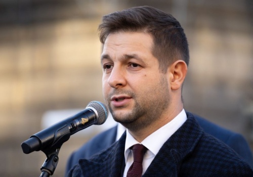 Jaki przypadkiem poparł LGBT. Miało być o 