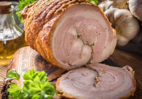 Rolada z boczku w towarzystwie jabłek i szałwii. Zachwyca już po przekrojeniu!