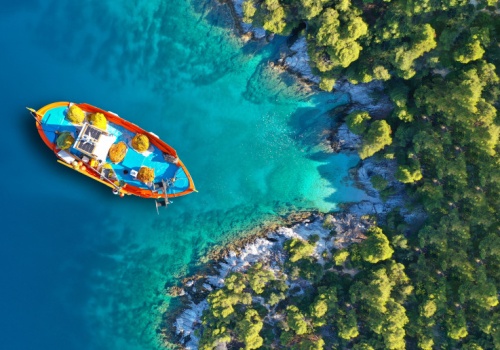 Na tej wyspie kręcono film „Mamma Mia!”, ale nadaj jest tu spokojnie i rajsko