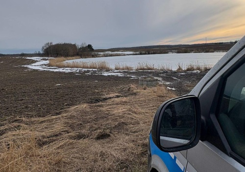Lód załamał się pod wędkarzem. 74-latka nie udało się uratować