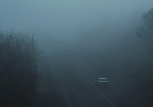 Gęsta mgła w całym województwie. IMGW ostrzega kierowców