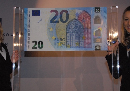 Banknoty euro do wymiany. Wizerunek słynnej Polki może trafić na unijne pieniądze