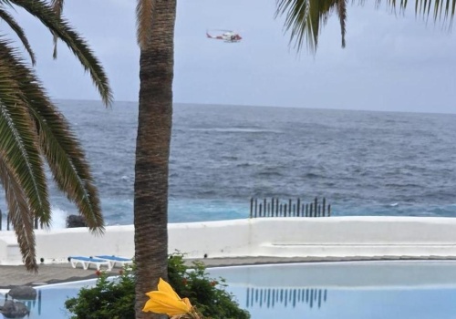 Dramatyczny ratunek 78-latki z morza w Puerto de la Cruz