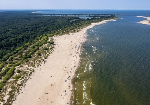 To urokliwa i spokojna wioska nad Bałtykiem. Idealna na wakacje z dala od tłumów i straganów