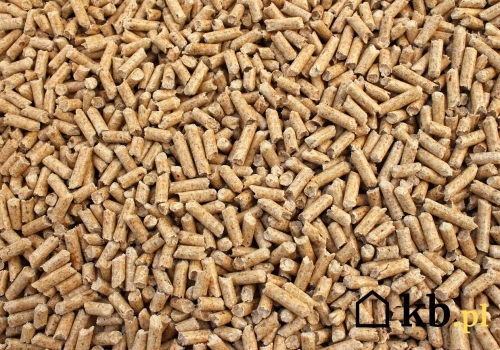 W tym miesiącu pellet jest najtańszy. Właśnie wtedy znawcy robią zapas na zimę